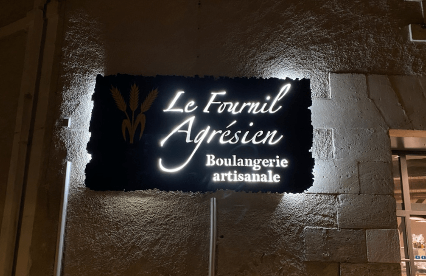 Zoom sur caisson enseigne lumineuse